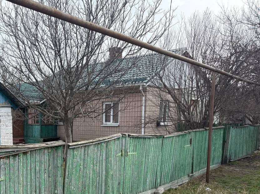 Продам Станица -Луганская, Кондрашова 1/2 часть дома.Участок 12 соток отдельный вход и заезд для автомобиля. Дом 50 кв.м., из трех комнат две изолированные кухня проходная газ форсунка,окна м/п, h 2.6 м, крыша металла черепица. Вода скважина во дворе, гараж со смотровой ямой, летняя кухня. Цена 1 300 000₽. +7...
