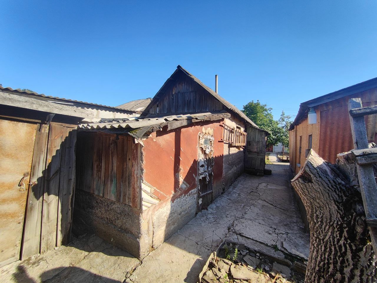 🏡 Флигель с участком в Александровске Идеальный вариант для тех, кто ищет доступное жильё с землёй в тихом районе! Флигель расположен в г. Луганск, Артёмовский район, г. Александровск — широкая улица, асфальт до самого двора 🚗 📐 Основные характеристики: — Флигель 35 м² — компактный, тёплый, уютный — Участок 6...