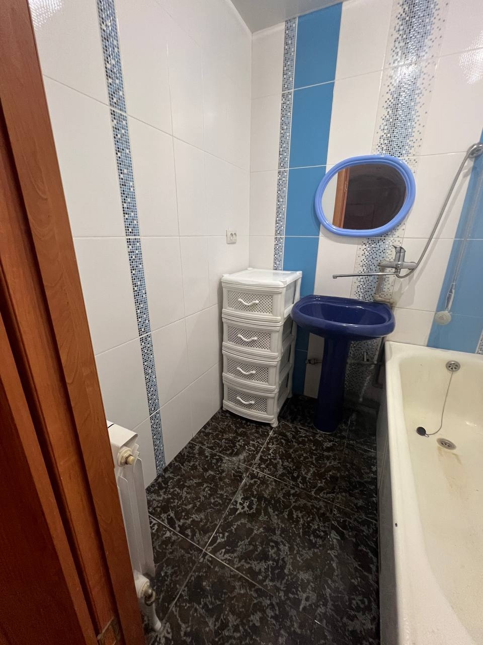 Продается 2- комнатная квартира 54 м2, 5 эт/5 этажного дома г. Красный Луч м- н 4, д.3. Жилая площадь 27,90 м2. Кухня 8,50м2. Индивидуальное отопление Окна и балкон м/ пластиковые. Тёплый водяной пол в ванной. Кондиционер в зале. Накопительный бак для воды на 500 литров и бойлер. Крыша после капитального ремо...