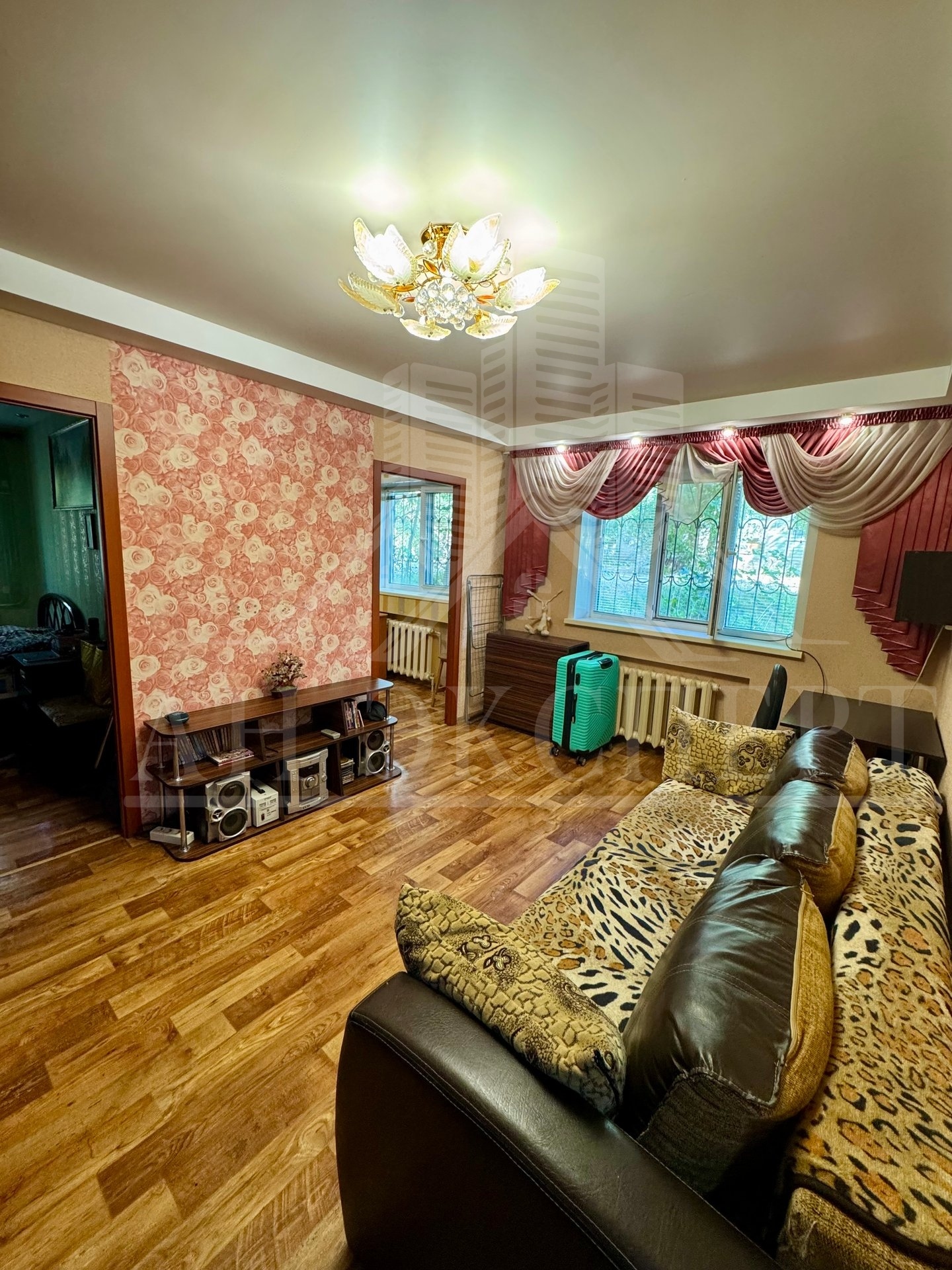🔑 ПРОДАМ 3-КОМНАТНУЮ КВАРТИРУ 🔑 📍 г. Стаханов, ул. Космическая, д. 29✅ 🏢 1/4 этаж ✅ 📐 Общая площадь – 45 м² 💼 , квартира полностью готова к продаже ✅ Долгов нет, прописанных нет✅ 🏡 ОПИСАНИЕ: 🔹 Квартира с современным ремонтом – заходи и живи! ✨ 🔹 Установлены пластиковые окна, на первых этажах решётки 🪟 🔹 Новый...