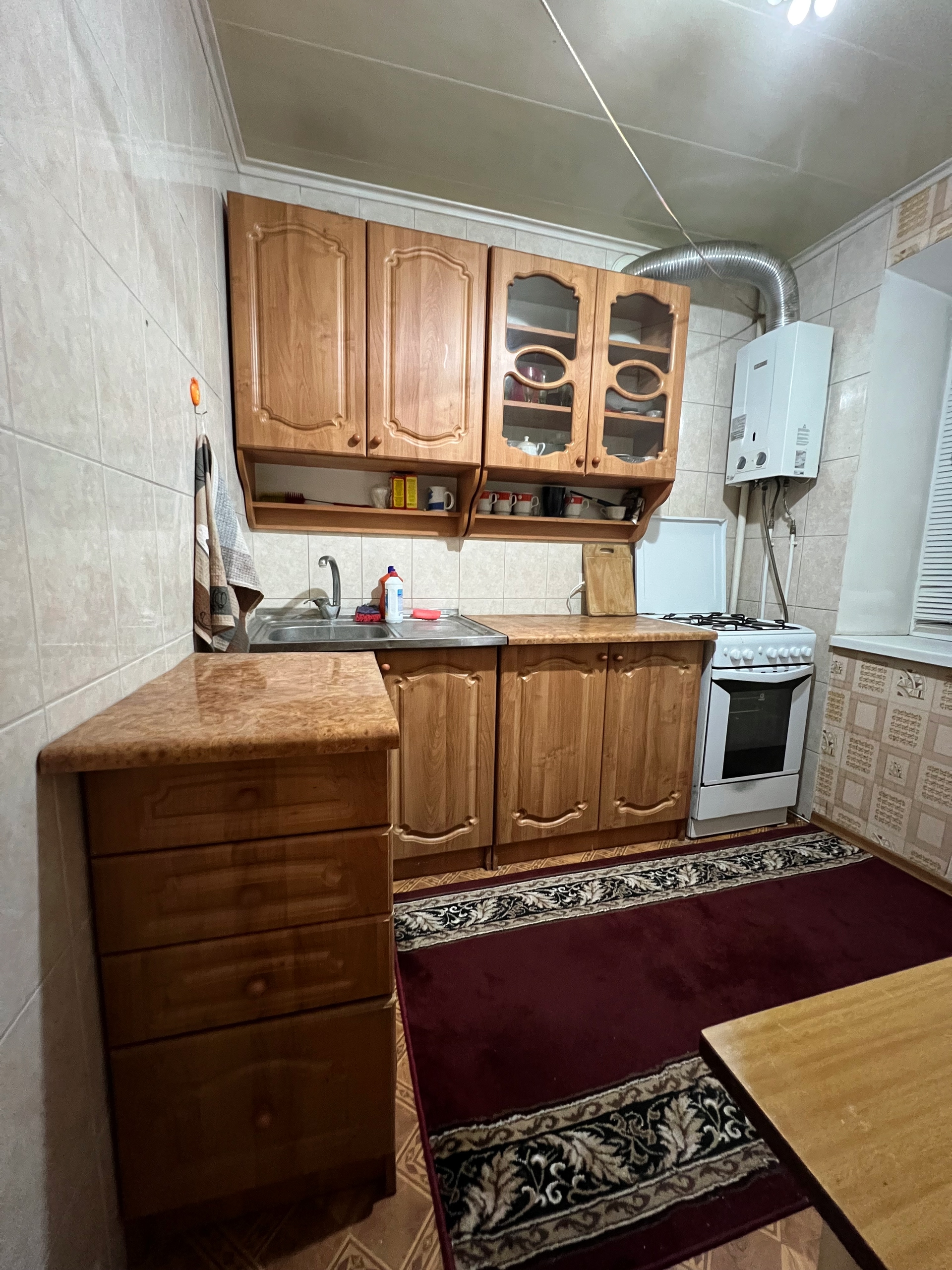 Продам 2х комнатную квартиру на ул. Ленина 39, г. Ровеньки. ЛНР. 3 этаж(4 этажный дом) площадь 44 кв. м. В квартире заменены все двери, окна пластиковые, пластиковый балкон с крышей, трубы ( канализационные и водопроводные ) в квартире пластиковые, центральное отопление квартира теплая. Хорошее место располож...