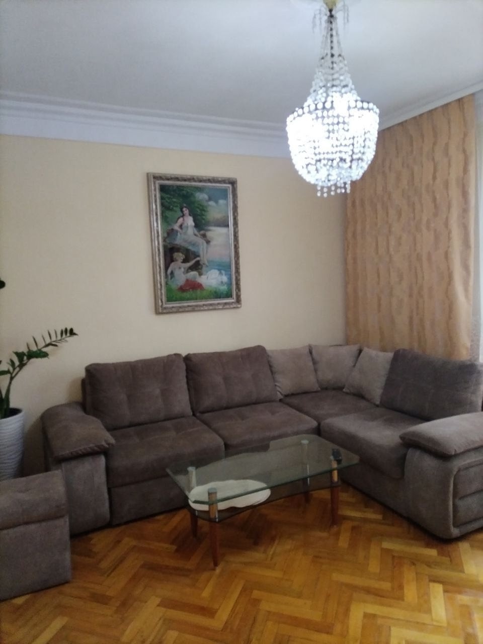 Продаётся с хорошим ремонтом 2-х комнатная квартира на пр. Ленина, в доме бывшего магазина "Жемчуг ". В шаговой доступности школы, садик, магазины, кафе, остановки общественного транспорта. Цена 4450000 руб. Т. +79595743758...