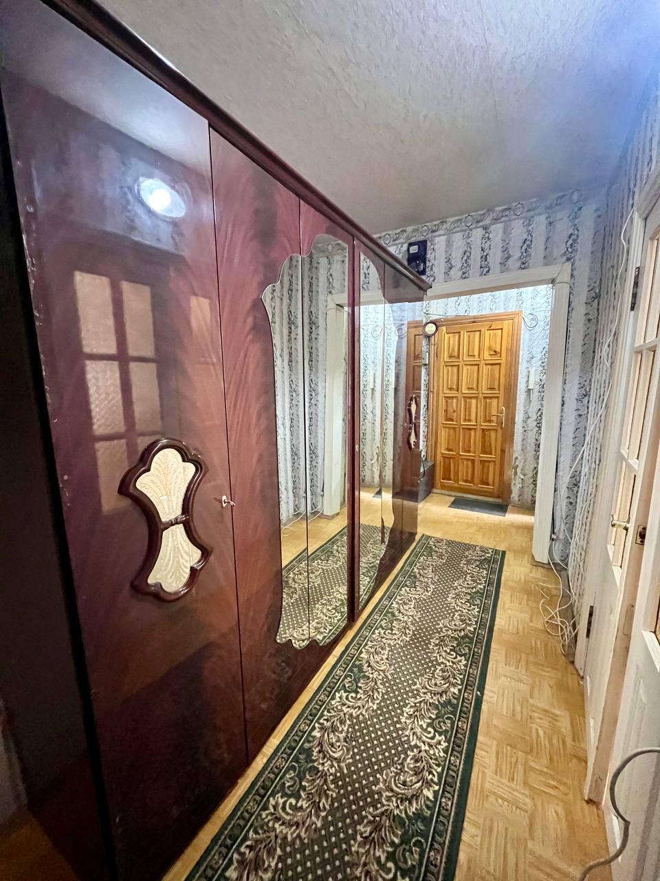 Продам 3-х комнатную квартиру в г. Луганск, Жовтневый район, ул. Учебная, 5 этаж 10- ти этажного дома . Квартира теплая , комнаты раздельные, есть балкон и лоджия, жилое состояние квартиры , санузел раздельный, рядом школы, детсады, колледжи, институт, удобная развязка транспорта, супермаркеты, кафе, рынок, к...