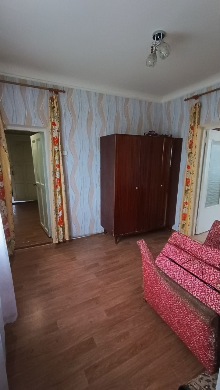 г. Алчевск Продается 1/2 дома (статус квартиры), по улице Заслонова, район (Шанхая). Общая площадь 70,8 кв.м., кухня 6,3 кв.м. В доме: 4 раздельные комнаты, прихожая, кухня, санузел в доме (совмещён). МП окна, индивидуальное отопление (одноконтурный котел), газовая колонка. На территории дома имеются хозпостр...