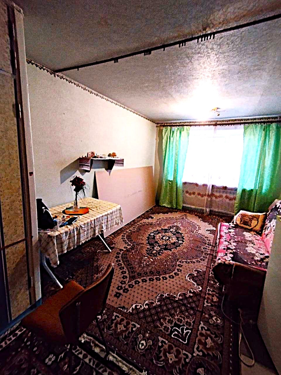 Продам полугостинку 2-х комнатную на кв. Восточный 37 кв. м 4/5 эт. Бюджетный вариант квартиры.Не угловая. Комнаты раздельные,коридор, свои туалет и ванная,бойлер, пластиковая разводка, м/п окна, батареи новые, кладовые, железная дверь .Все остаётся, заходи и живи. Околица, школа, садик, магазины, ларьки Рядо...