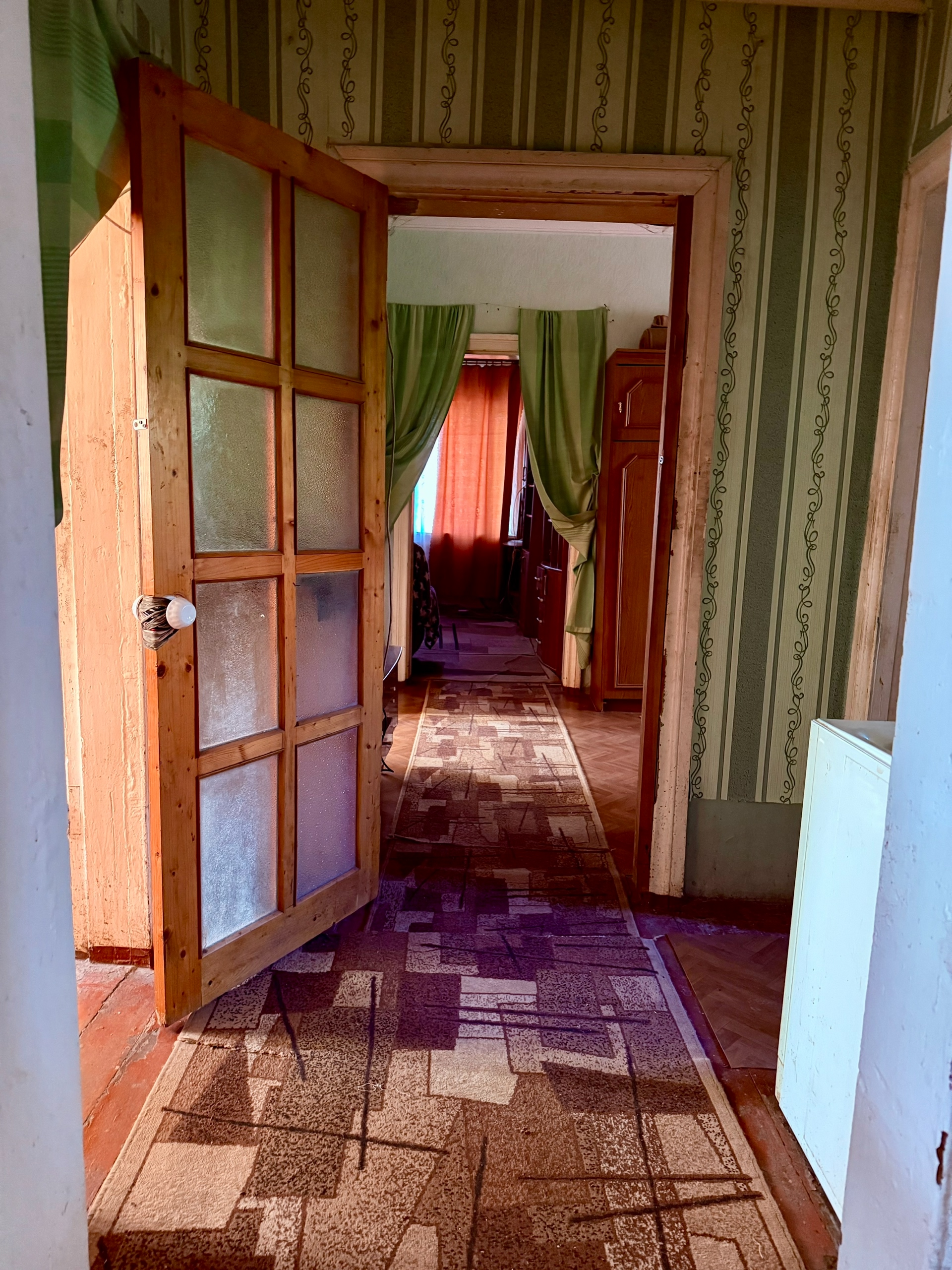 Объект 926 Продаётся ДОМ в г.Алчевске р-н Лимана по ул.Плеханова ОП - 90 кв. Участок - 6 соток. В доме: 5 комнат + кухня + прихожая + санузел. Автономное отопление (1 к.котёл + колонка). На все услуги счётчики. Окна - МП (решётки). Железные двери. На участке есть флигель и уличный туалет. Цена - 3 650 000 руб...