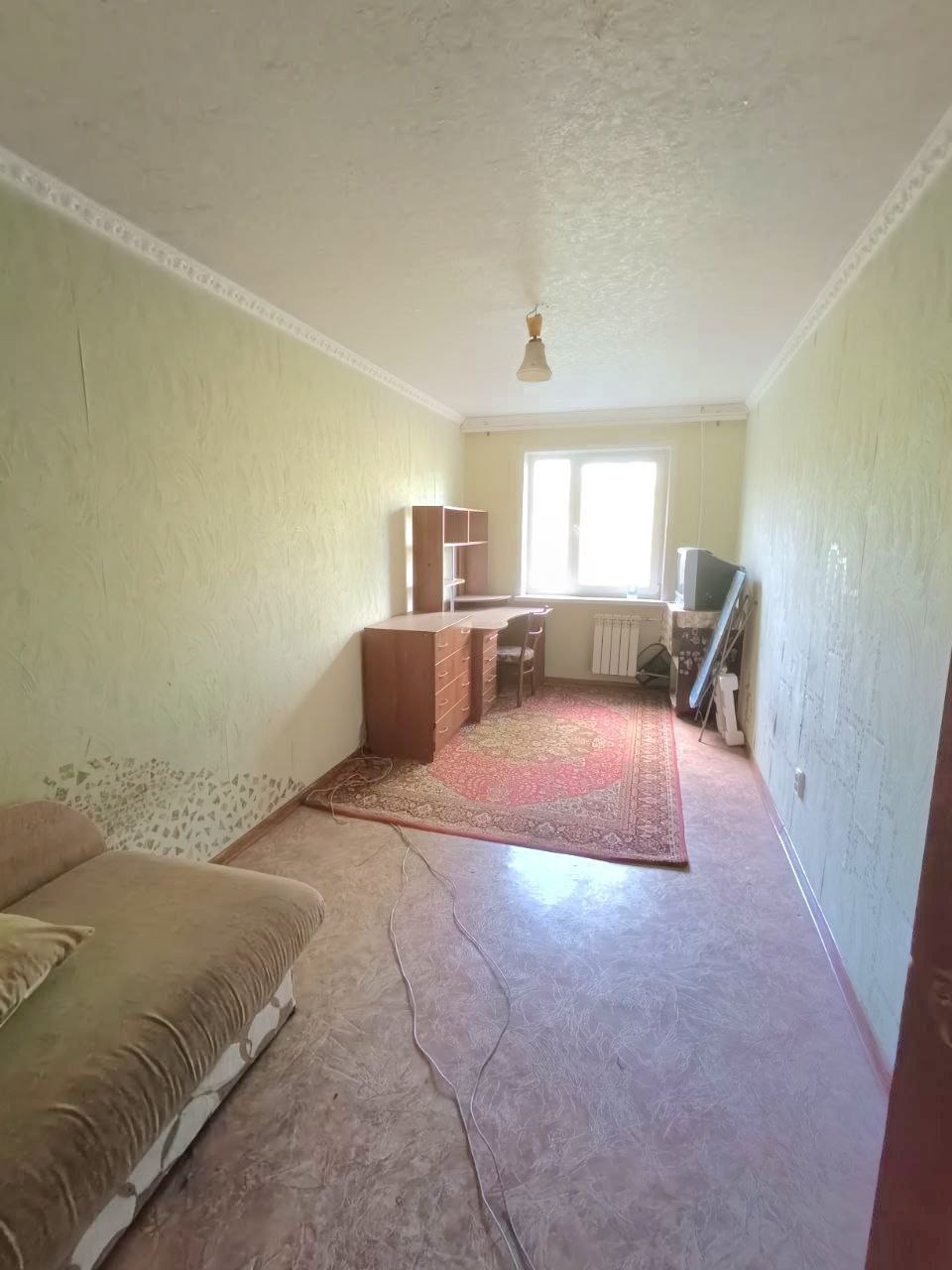 Продам 2-ком квартиру в Луганске на кв. Комарова (р-н Империя) 3/5 эт, 47м2 общ. площ. Квартира теплая, не угловая. М/П окна, балкон застеклён, обшит пластиком. Все коммуникации поменялись, новые радиаторы отопления. С/У совмещён, бойлер. Хорошая входная дверь. Удобное местоположение. Цена 4,5 млн руб +7959-2...